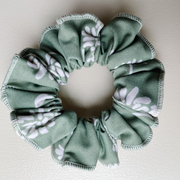 Scrunchi in Green Chrysanthemum