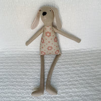 18" Tan Rock Daisy Dog in Pink