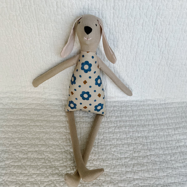 18" Tan Rock Daisy Dog in Blue