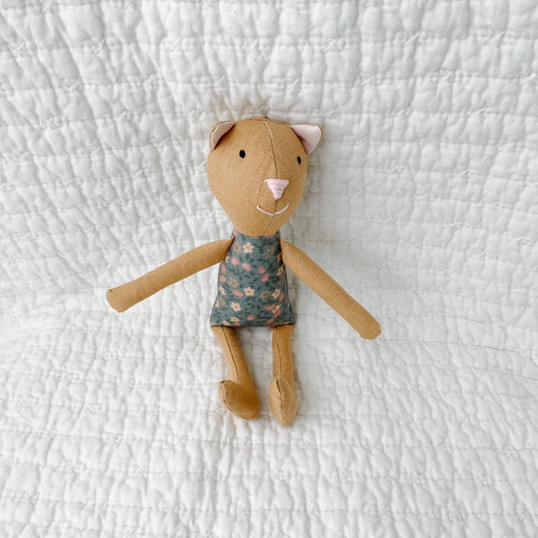 8" Honey Calico Cat in Teal Jade