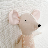 18" Sand Wildflower Mouse in Peach